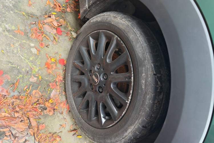 Used MINI 2015 1.5T COOPER Fun Five-Door Edition Right Front Wheel Hub