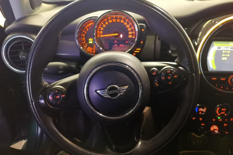 Used MINI 2015 1.5T COOPER Excitement Five-Door Edition Steering Wheel