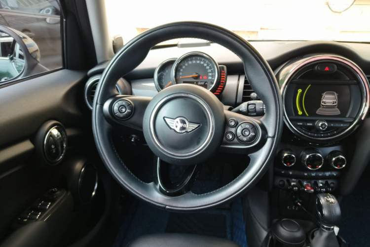 Used MINI 2015 1.5T COOPER Excitement Five-Door Edition Steering Wheel