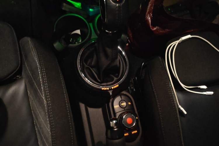 Used MINI 2015 1.5T COOPER Fun Five-Door Edition Gear Lever