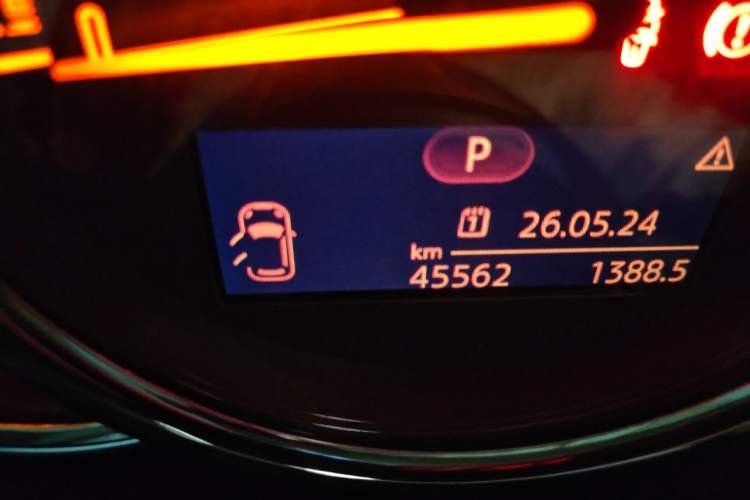 Used MINI 2015 1.5T COOPER Fun Five-Door Edition Odometer Close Up