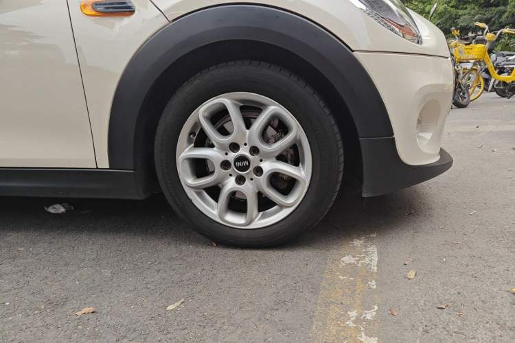 Used MINI 2015 1.5T COOPER Fun Five-Door Edition Right Front Wheel Hub