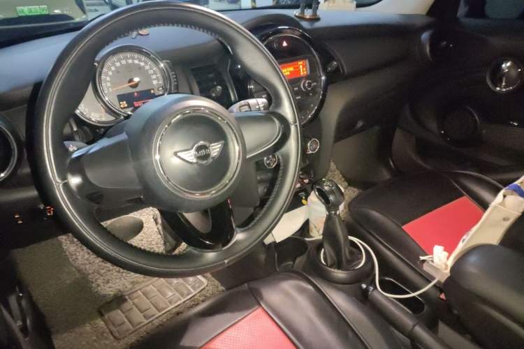 Used MINI 2015 1.2T ONE Five-Door Edition Center Console