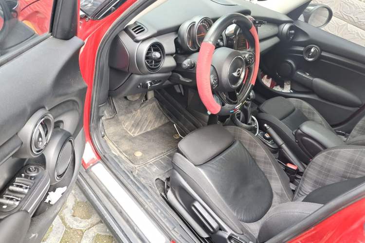 Used MINI 2015 1.5T COOPER Fun Five-Door Edition Interior 3