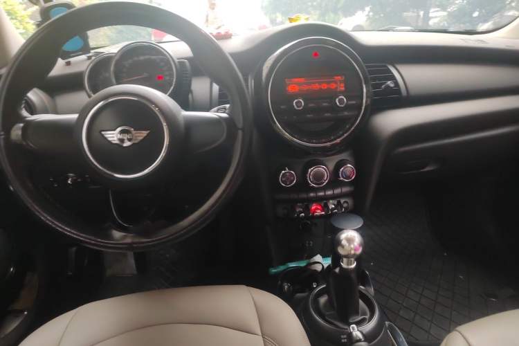 Used MINI 2015 1.2T Manual ONE Five-Door Edition Center Console