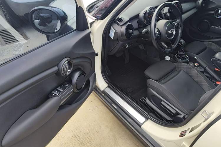Used MINI 2015 1.5T COOPER Fun Five-Door Edition Driver Seat