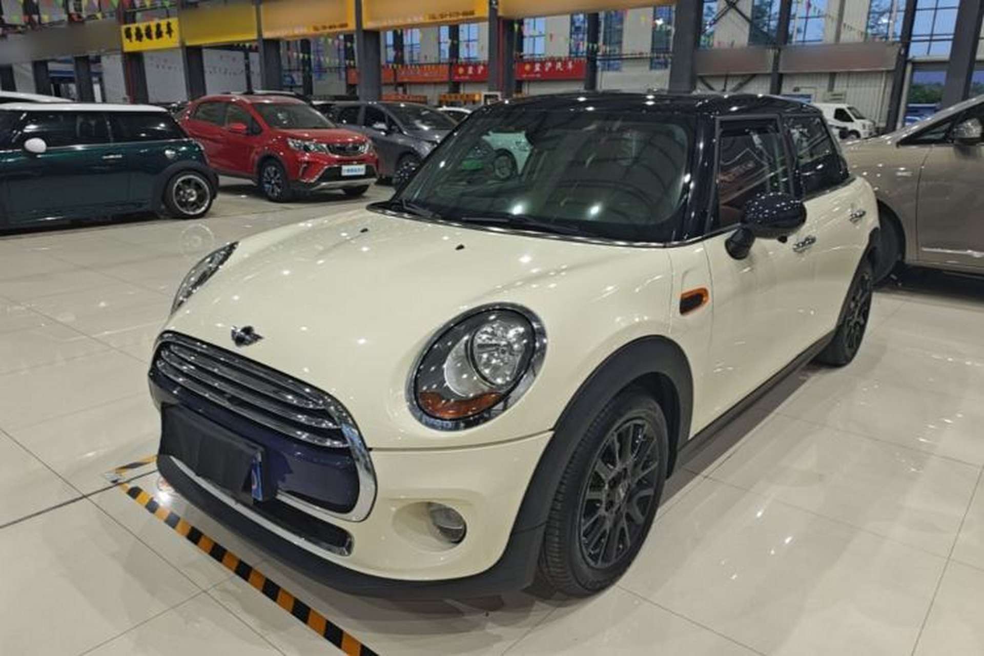 Used MINI 2015 1.5T COOPER Fun Five-Door Edition Front Left 45 Deg