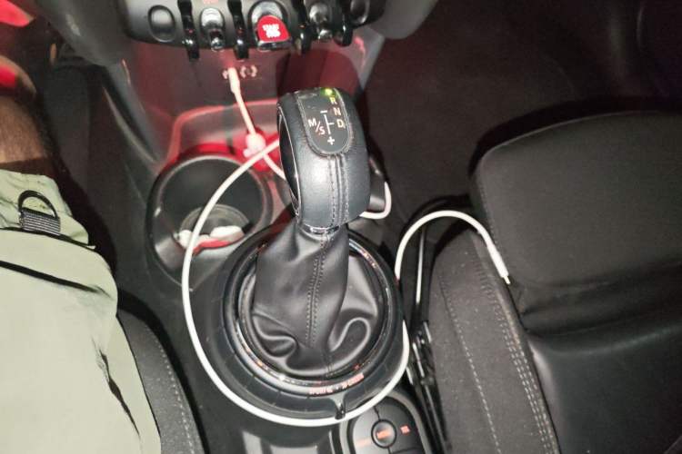 Used MINI 2015 1.5T COOPER Fun Five-Door Edition Gear Lever