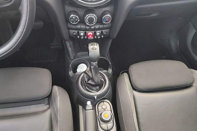 Used MINI 2015 1.5T COOPER Fun Five-Door Edition Gear Lever