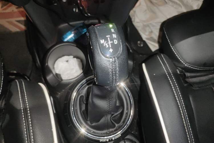 Used MINI 2015 1.5T COOPER Fun Five-Door Edition Gear Lever