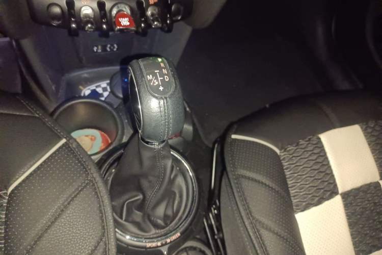 Used MINI 2015 1.5T COOPER Fun Five-Door Edition Gear Lever