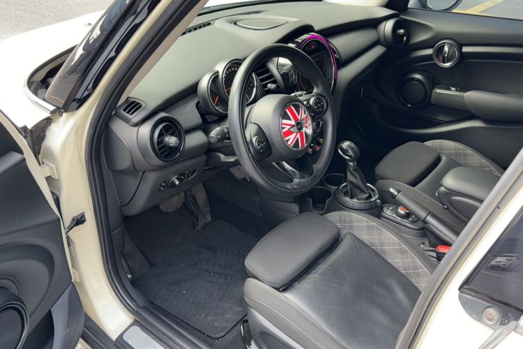 Used MINI 2015 1.5T COOPER Fun Five-Door Edition Interior 1