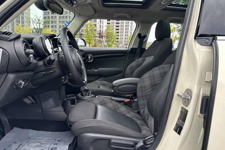 Used MINI 2015 1.5T COOPER Fun Five-Door Edition Interior 1