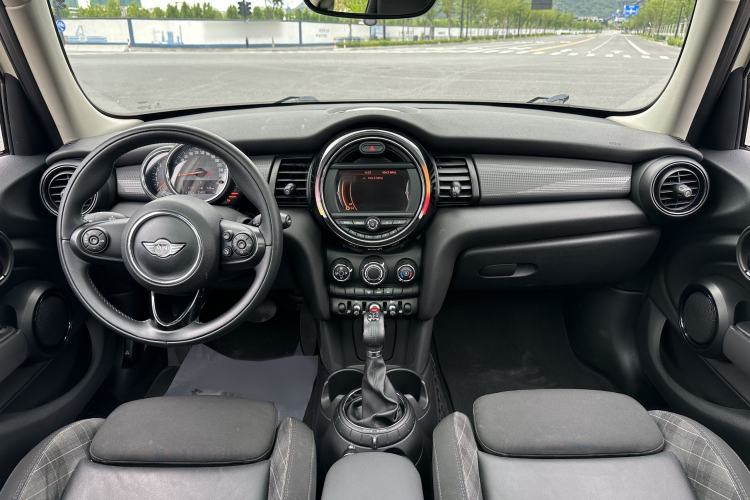Used MINI 2015 1.5T COOPER Fun Five-Door Edition Interior 10