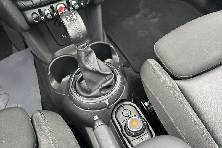 Used MINI 2015 1.5T COOPER Fun Five-Door Edition Interior 11
