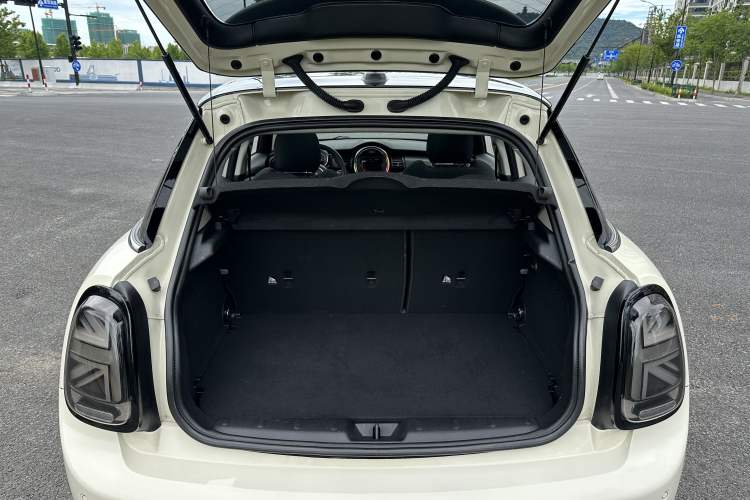 Used MINI 2015 1.5T COOPER Fun Five-Door Edition Interior 12
