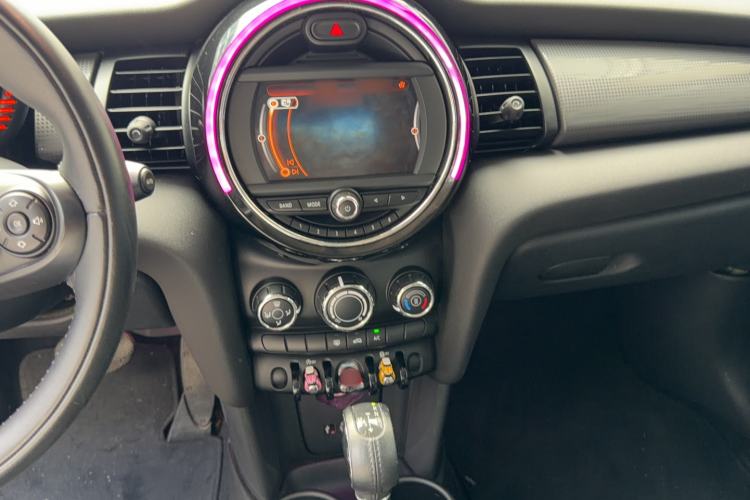 Used MINI 2015 1.5T COOPER Fun Five-Door Edition Interior 3