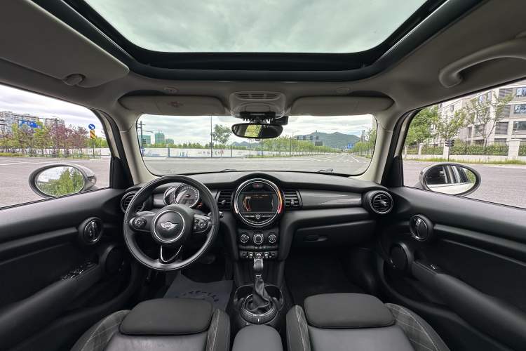 Used MINI 2015 1.5T COOPER Fun Five-Door Edition Interior 3