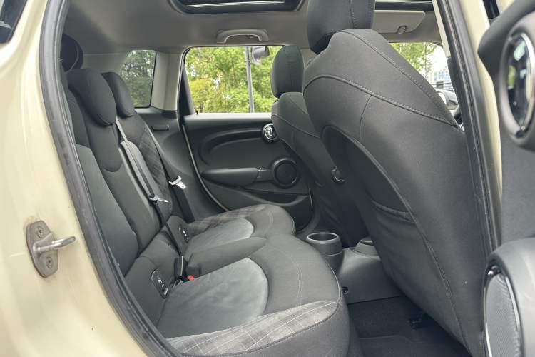 Used MINI 2015 1.5T COOPER Fun Five-Door Edition Interior 4