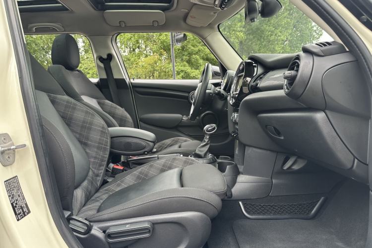 Used MINI 2015 1.5T COOPER Fun Five-Door Edition Interior 5
