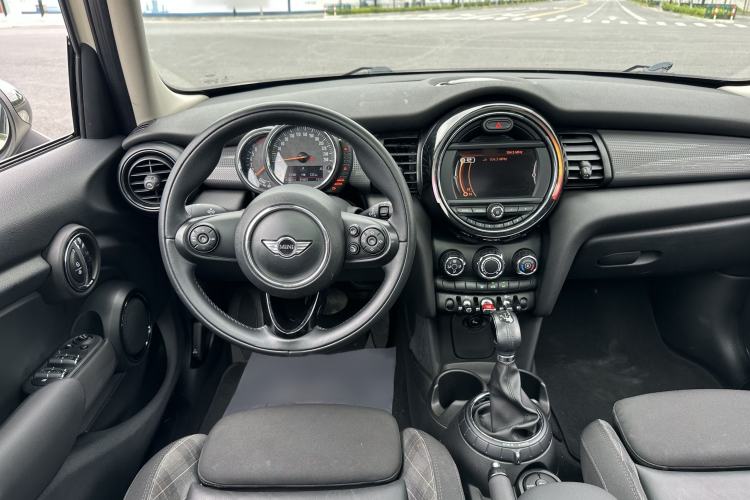 Used MINI 2015 1.5T COOPER Fun Five-Door Edition Interior 6