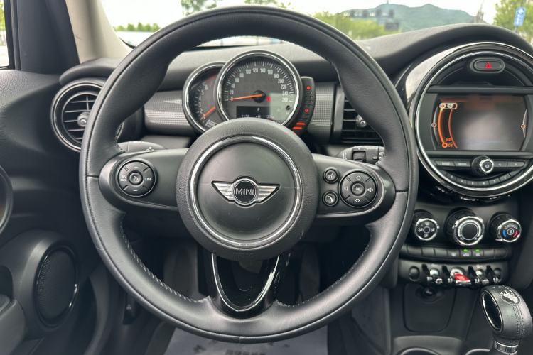 Used MINI 2015 1.5T COOPER Fun Five-Door Edition Interior 8