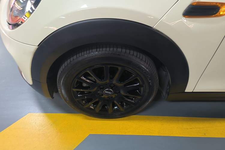Used MINI 2015 1.5T COOPER Fun Five-Door Edition Left Front Wheel Hub
