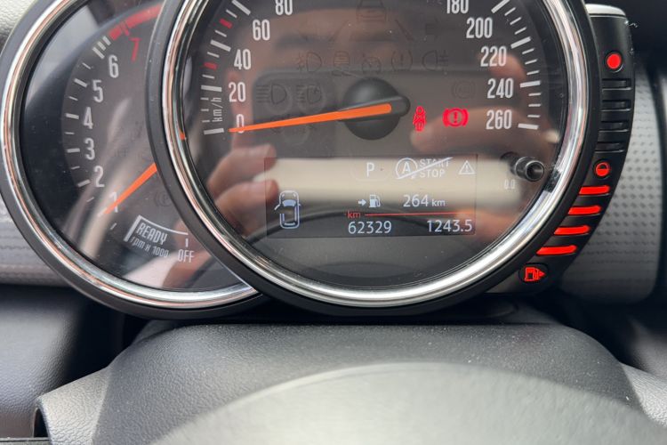 Used MINI 2015 1.5T COOPER Fun Five-Door Edition Odometer Close Up