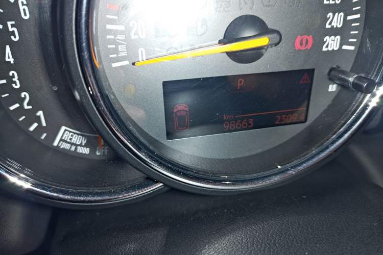 Used MINI 2015 1.5T COOPER Fun Five-Door Edition Odometer Close Up