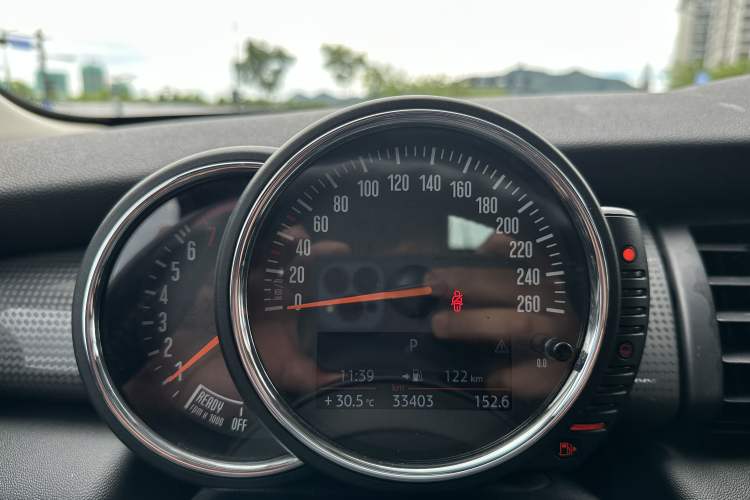 Used MINI 2015 1.5T COOPER Fun Five-Door Edition Odometer Close Up