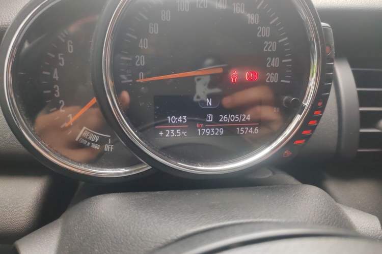 Used MINI 2015 1.2T Manual ONE Five-Door Edition Odometer Close Up