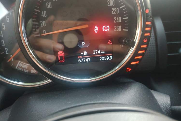 Used MINI 2015 1.5T COOPER Fun Five-Door Edition Odometer Close Up