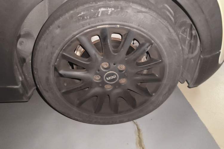 Used MINI 2015 1.5T COOPER Fun Five-Door Edition Right Front Wheel Hub