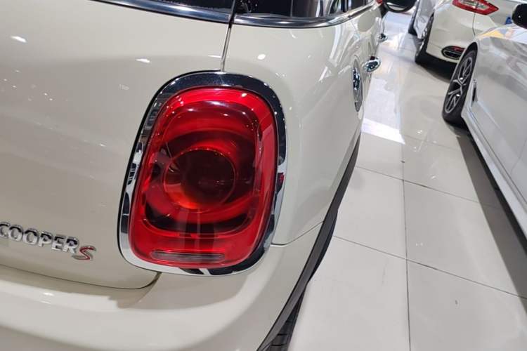 Used MINI 2015 2.0T COOPER S Five-Door Edition Right Rear Taillight