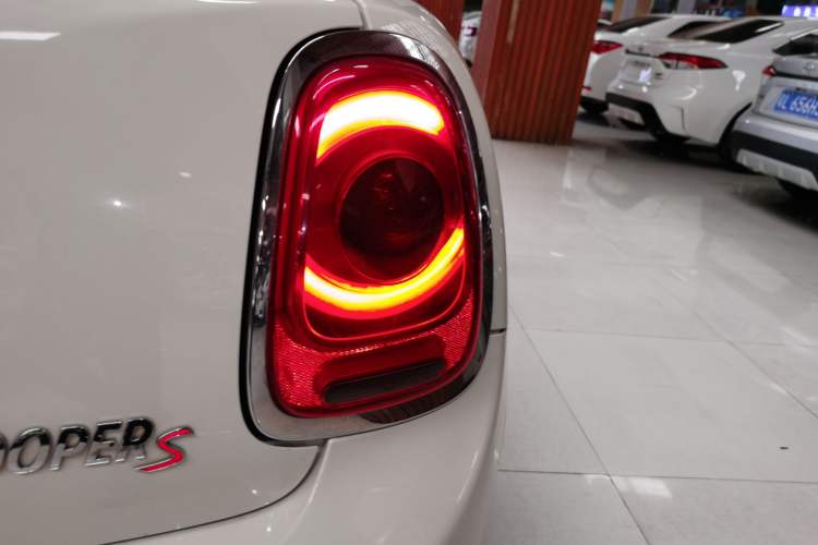 Used MINI 2015 2.0T COOPER S Five-Door Edition Right Rear Taillight