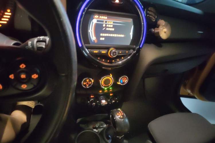 Used MINI 2015 1.5T COOPER Fun Five-Door Edition Audio And AC Panel
