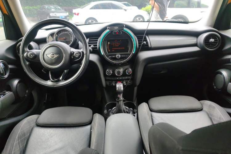 Used MINI 2015 1.5T COOPER Fun Five-Door Edition Center Console