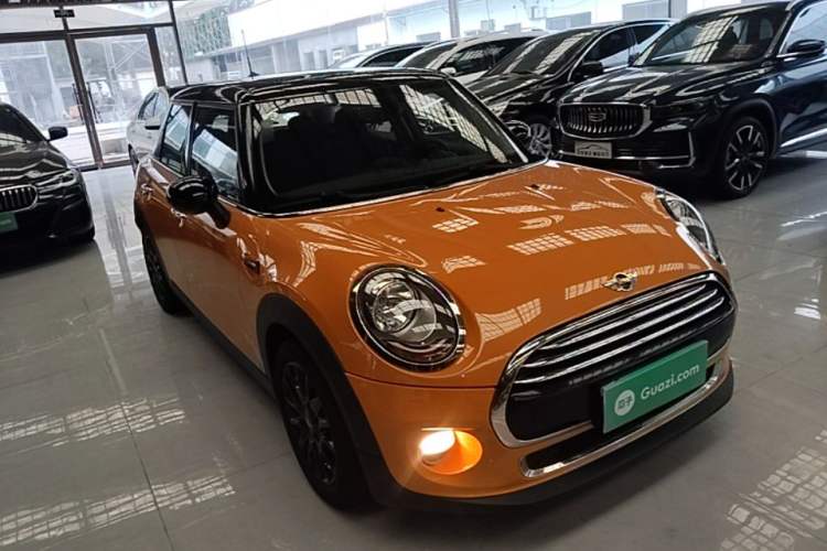 Used MINI 2015 1.5T COOPER Fun Five-Door Edition Front Right 45 Deg