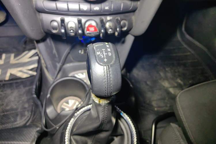 Used MINI 2015 1.5T COOPER Fun Five-Door Edition Gear Lever