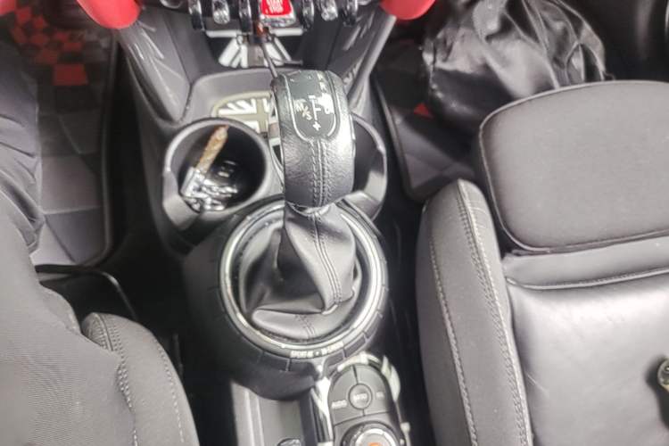 Used MINI 2015 1.5T COOPER Fun Five-Door Edition Gear Lever