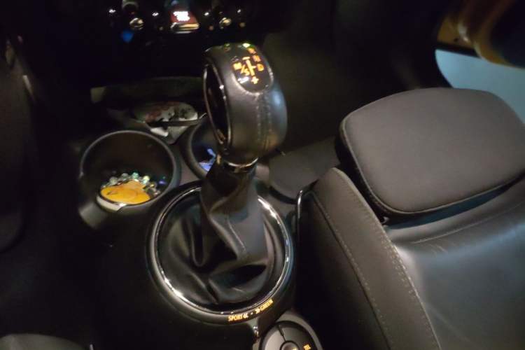 Used MINI 2015 1.5T COOPER Fun Five-Door Edition Gear Lever