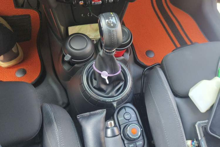 Used MINI 2015 1.5T COOPER Fun Five-Door Edition Gear Lever