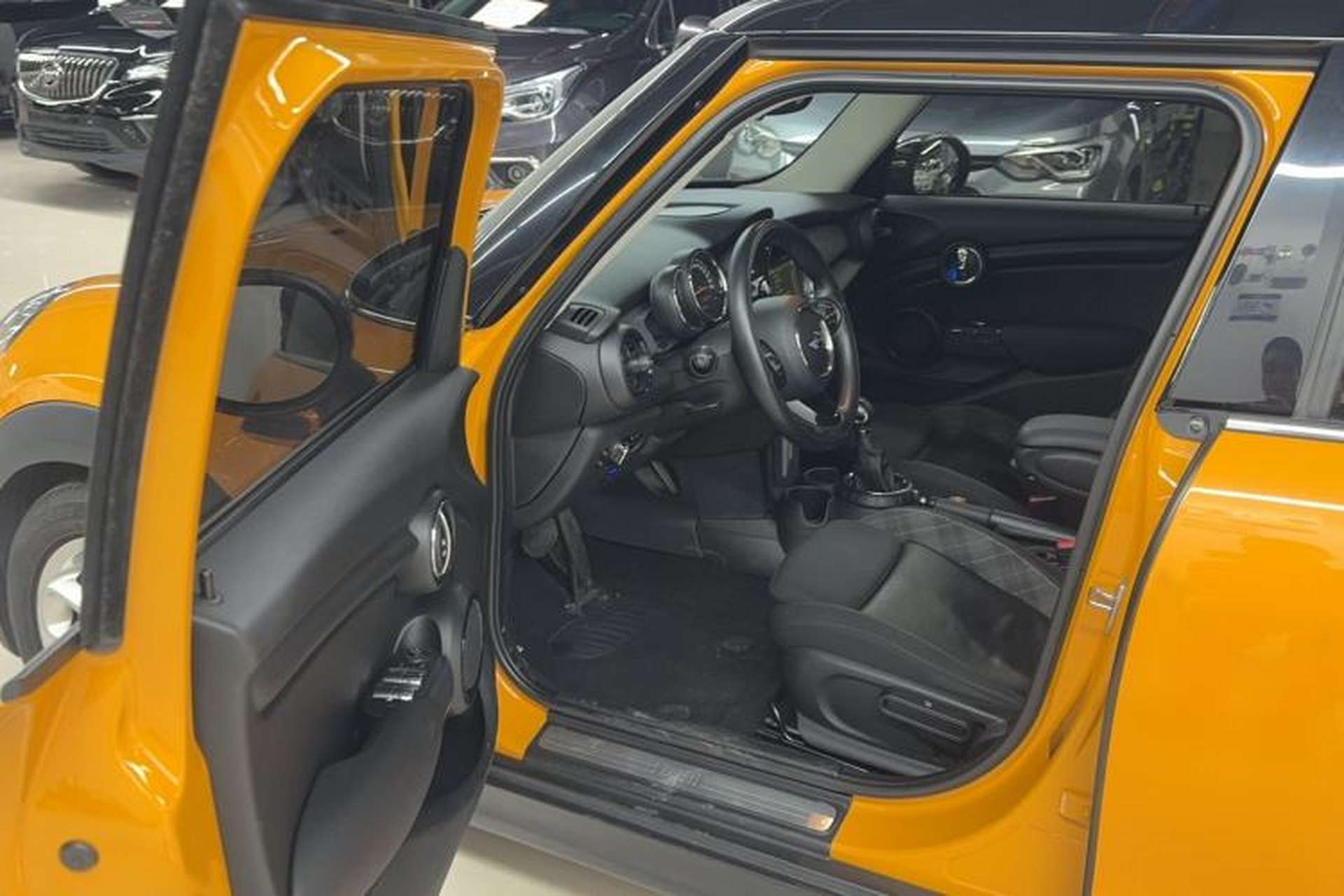 Used MINI 2015 1.5T COOPER Fun Five-Door Edition Interior 2
