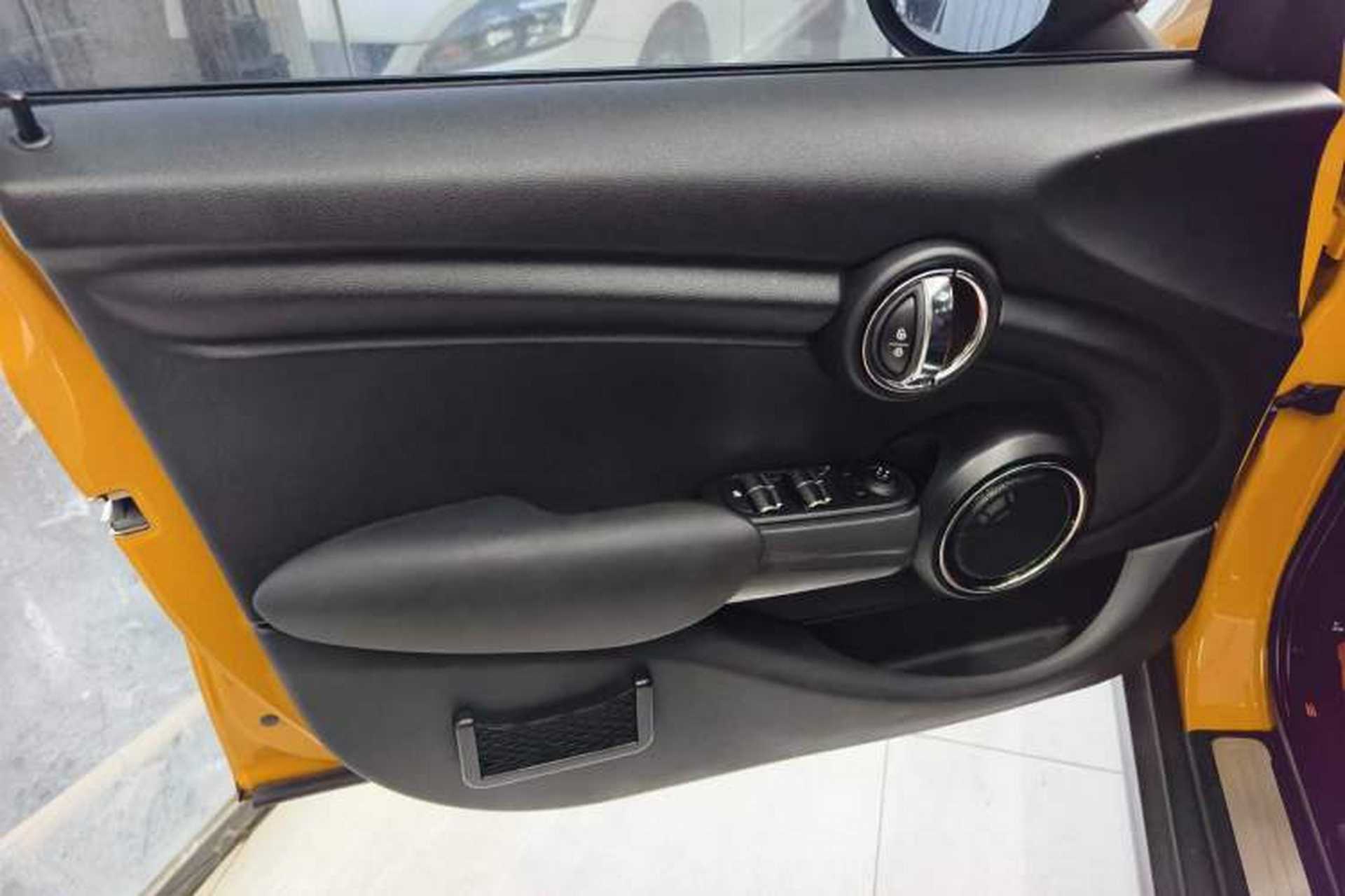 Used MINI 2015 1.5T COOPER Fun Five-Door Edition Interior 4