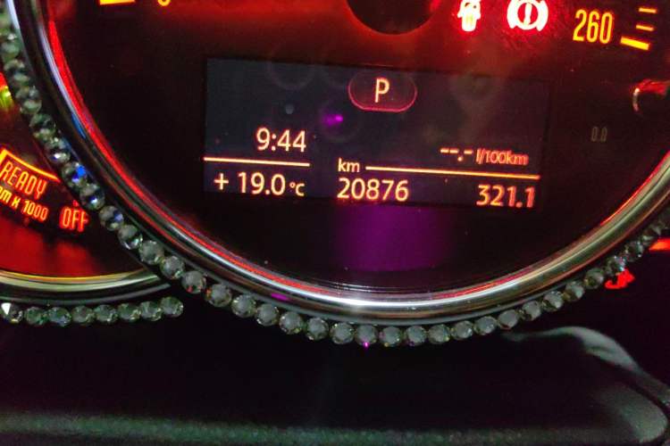 Used MINI 2015 1.5T COOPER Fun Five-Door Edition Odometer Close Up