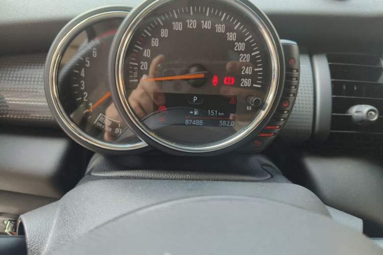 Used MINI 2015 1.5T COOPER Fun Five-Door Edition Odometer Close Up