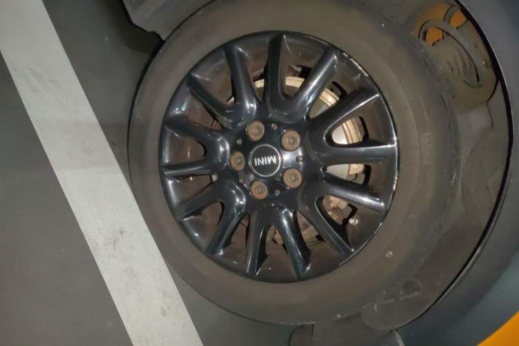 Used MINI 2015 1.5T COOPER Fun Five-Door Edition Right Front Wheel Hub