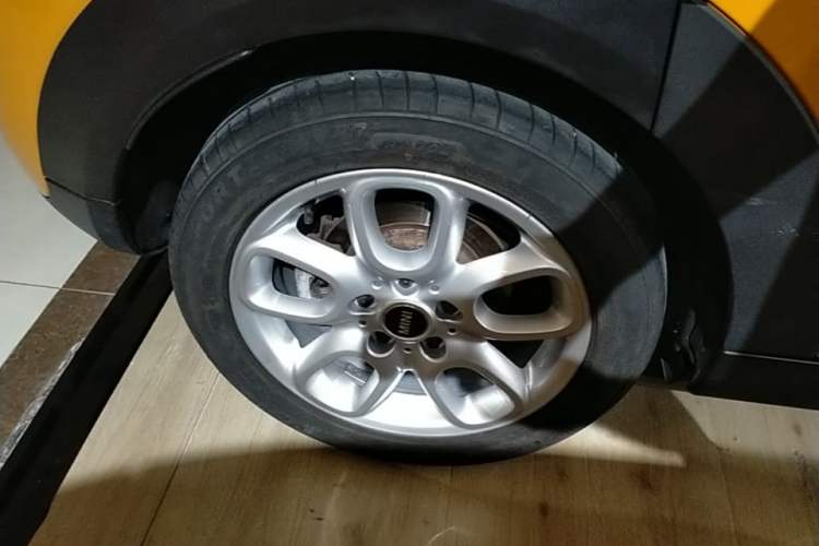 Used MINI 2015 1.5T COOPER Fun Five-Door Edition Right Rear Wheel Hub