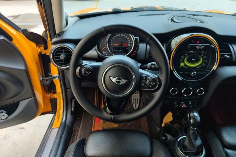 Used MINI 2015 1.5T COOPER Excitement Five-Door Edition Steering Wheel