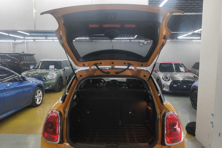 Used MINI 2015 1.5T COOPER Fun Five-Door Edition Trunk